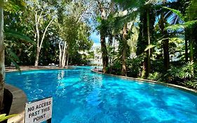 Palm Cove Beachside Apartment - Sea & Mountain Views